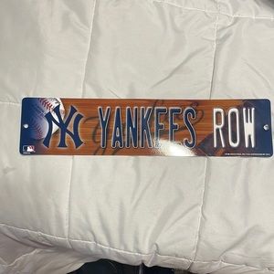Yankees sign
